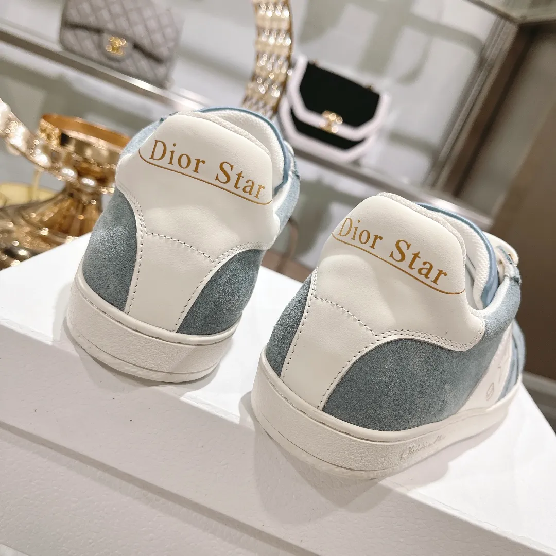 👟👟Ex-factory price 560👟👟Dior2024 new white shoes, Dior Dior Star women's sports shoes, very light summer white shoes. The upper is carefully made of imported suede, decorated with tonal suede panels, metal stars decorate the lace eyelets, and breathable mesh inside. The upper is punched and designed not to stuffy the feet. It is equipped with Christian Dior logo and thin soles. The thick sole is suitable for all seasons! Size: 35-41 (40 and 41 are customized and cannot be returned or exchanged)